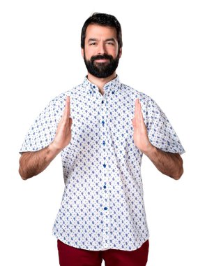 Bir şey tutan sakallı yakışıklı esmer adam