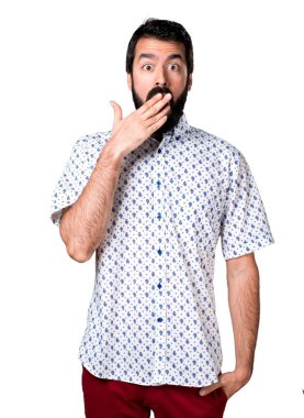 Sürpriz bir jest yapma sakallı yakışıklı esmer adam