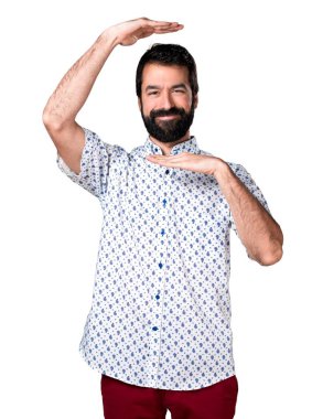 Sakallı mutlu yakışıklı esmer adam