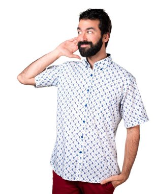 Bir şey dinlerken sakallı yakışıklı esmer adam