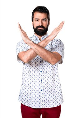 Hiçbir hareketi yapma sakallı yakışıklı esmer adam