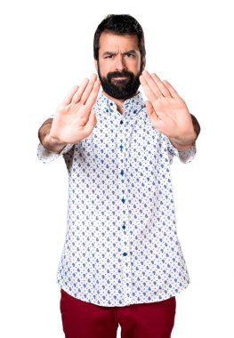 Dur işareti yapma sakallı yakışıklı esmer adam