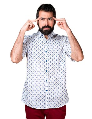 Sakal düşünce ile esmer yakışıklı