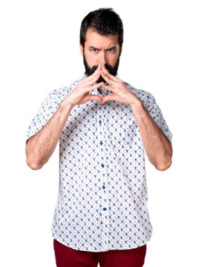 Sakal düşünce ile esmer yakışıklı