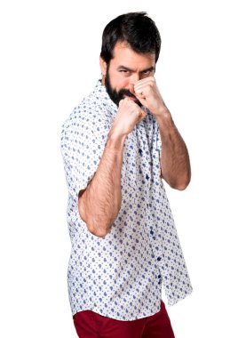 Bir yumruk veren sakallı yakışıklı esmer adam