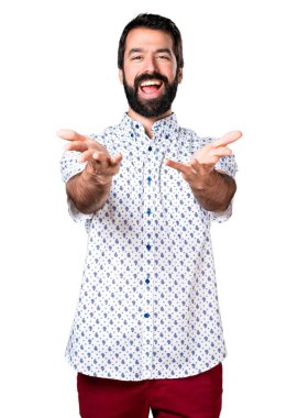 Bir şey sunmak sakallı yakışıklı esmer adam