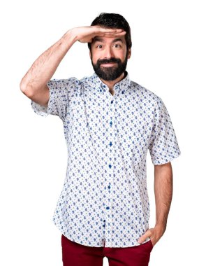 Bir şeyler gösteriyor sakallı yakışıklı esmer adam