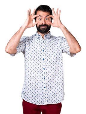 Bir şeyler gösteriyor sakallı yakışıklı esmer adam