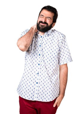 Boyun ağrısı ile sakallı yakışıklı esmer adam