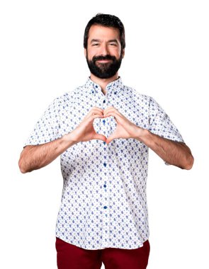 Elleri ile bir kalp yapma sakallı yakışıklı esmer adam