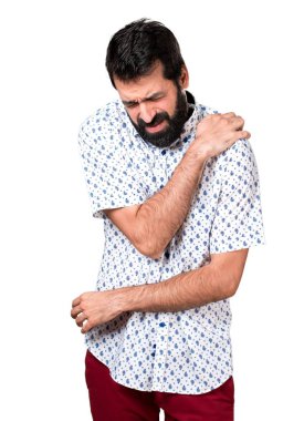 Omuz ağrısı ile sakallı yakışıklı esmer adam