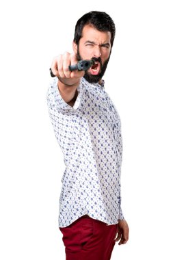 Bir tabanca tutan sakallı yakışıklı esmer adam