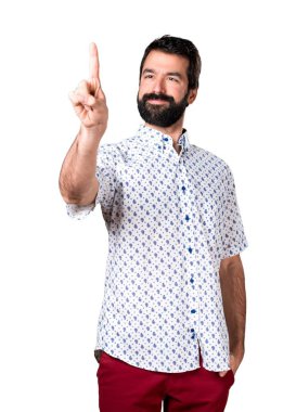 Şeffaf ekranda dokunmadan sakallı yakışıklı esmer adam