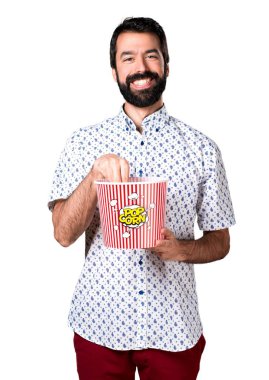 Popcorns yeme sakallı yakışıklı esmer adam