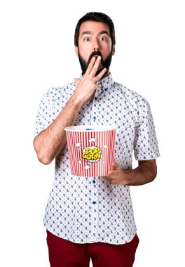 Popcorns yeme sakallı yakışıklı esmer adam