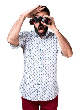 Sakallı yakışıklı esmer adam