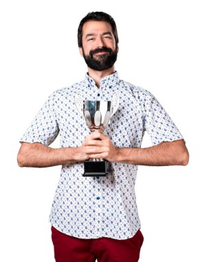 Bir kupa tutan sakallı yakışıklı esmer adam