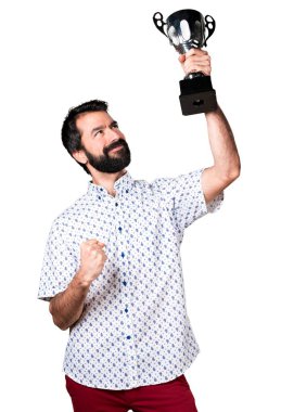 Bir kupa tutan sakallı yakışıklı esmer adam