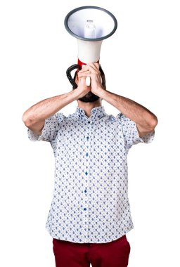 Megafon tarafından bağırarak sakallı yakışıklı esmer adam