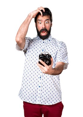 Vintage saat tutan sakallı yakışıklı esmer adam