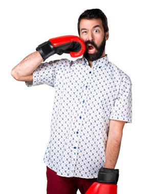 Boks eldivenli sakallı yakışıklı esmer adam