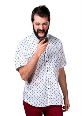 İçin mobil konuşan sakallı yakışıklı esmer adam