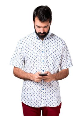 İçin mobil konuşan sakallı yakışıklı esmer adam