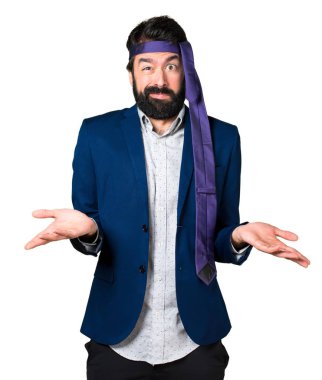 Çılgın ve sarhoş işadamı önemsiz jest yapma