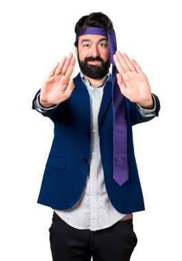 Çılgın ve sarhoş işadamı dur işareti yapmak