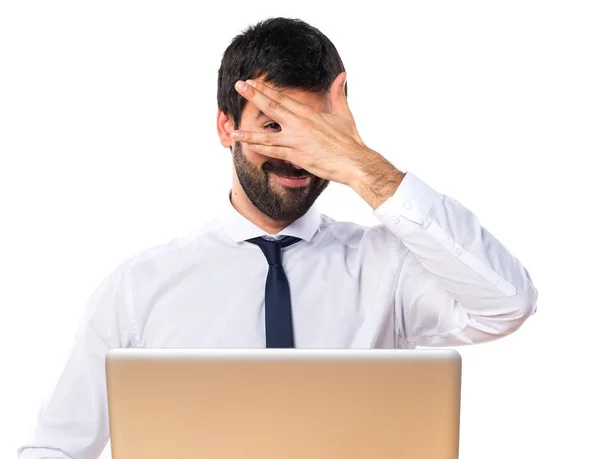 Бизнесмен в своем офисе закрывает лицо — стоковое фото