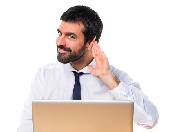 Geschäftsmann in seinem Büro hört etwas zu — Stockfoto