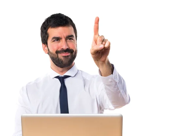 Biznesmen w swoim biurze, dotykając przeźroczysty ekran — Zdjęcie stockowe