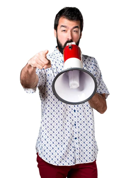Knappe brunette man met baard schreeuwen door megafoon — Stockfoto