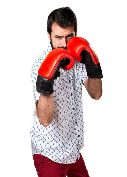 Όμορφος μελαχρινή άνδρας με γενειάδα με γάντια του μποξ — Φωτογραφία Αρχείου