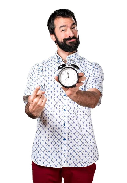 Schöner brünetter Mann mit Bart, der Vintage-Uhr hält — Stockfoto