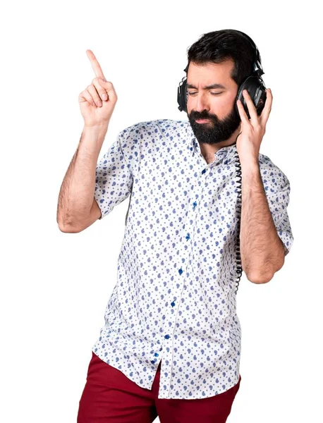 Bonito morena homem com barba ouvindo música — Fotografia de Stock