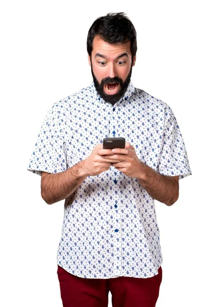 Schöner brünetter Mann mit Bart im Gespräch mit Handy — Stockfoto