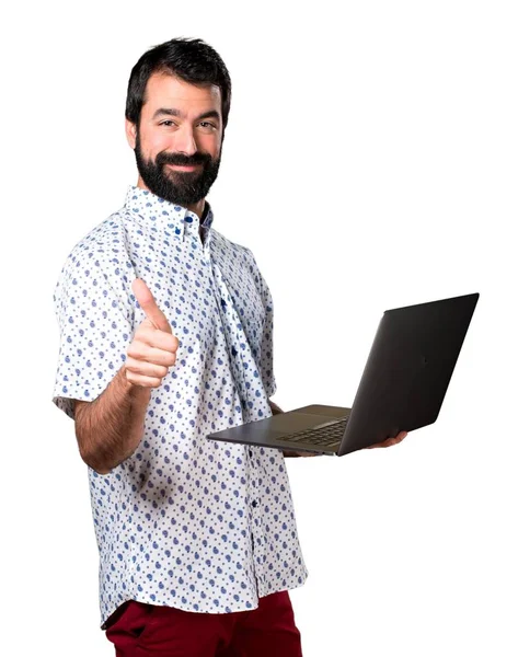 Bonito morena homem com barba com laptop — Fotografia de Stock