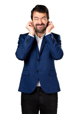 yakışıklı bir adam kulaklarını kapsayan