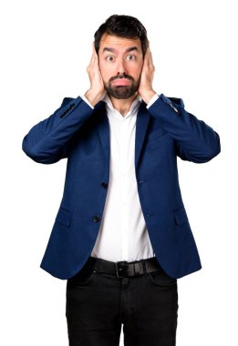 yakışıklı bir adam kulaklarını kapsayan