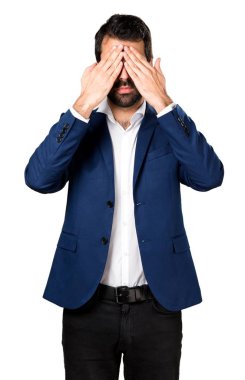 Yakışıklı adam gözlerini kapsayan