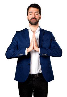 Zen pozisyonundaki yakışıklı adam