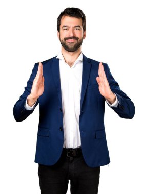 Yakışıklı adam bir şey tutan