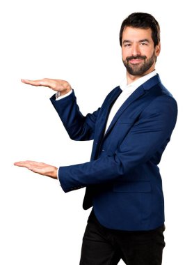 Yakışıklı adam bir şey tutan