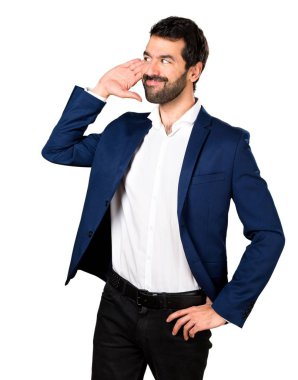 Yakışıklı adam bir şey dinleme