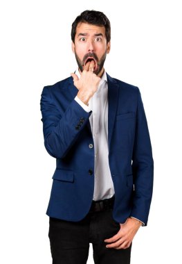 Yakışıklı adam kusma jest yapma