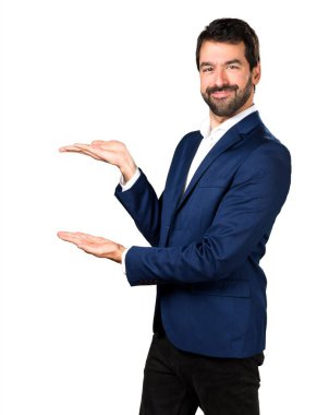 Yakışıklı adam bir şey sunmak