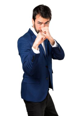 Bir yumruk veren yakışıklı adam