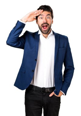 yakışıklı bir adam bir şey gösteriliyor