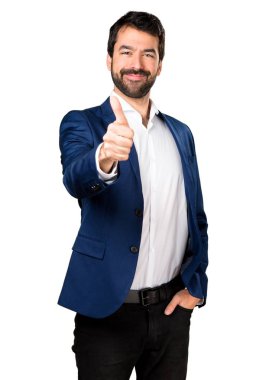 Başparmağı havada yakışıklı bir adam.